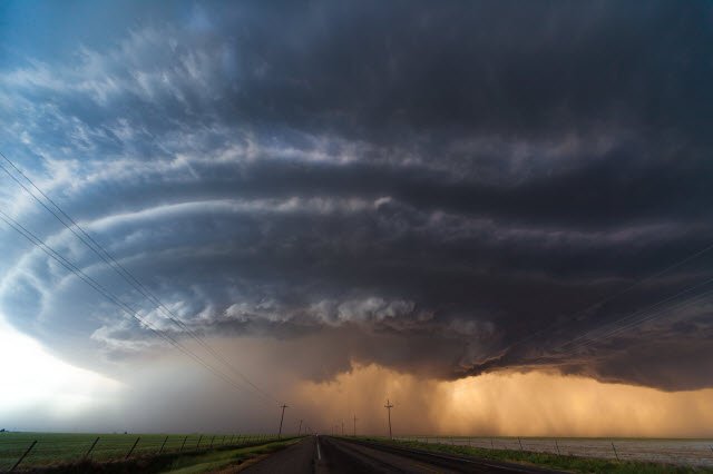 supercell-thunderstorm-with-rain