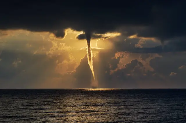 what-is-a-waterspout-tornado